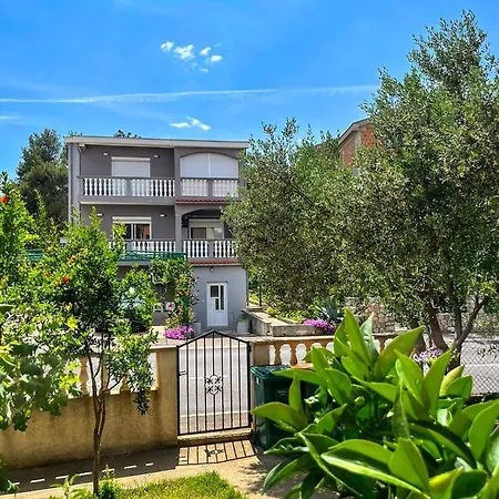Appartement Spacious With Free Parking And Garden In Calm Area *