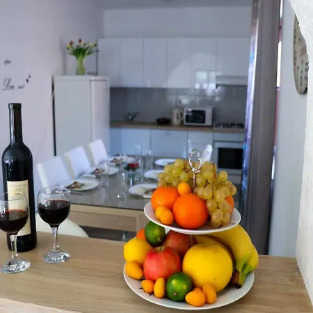 Spacious With Free Parking And Garden In Calm Area * 자다르