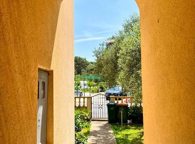 Spacious With Free Parking And Garden In Calm Area Apartment Zadar
