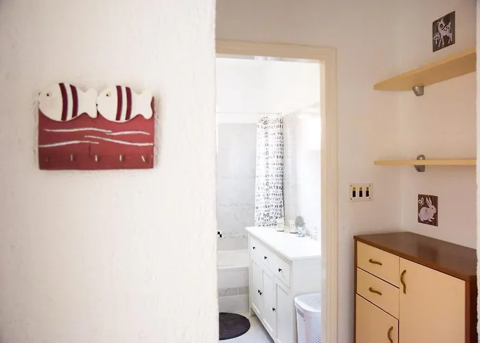 Apartment Spacious With Free Parking And Garden In Calm Area *