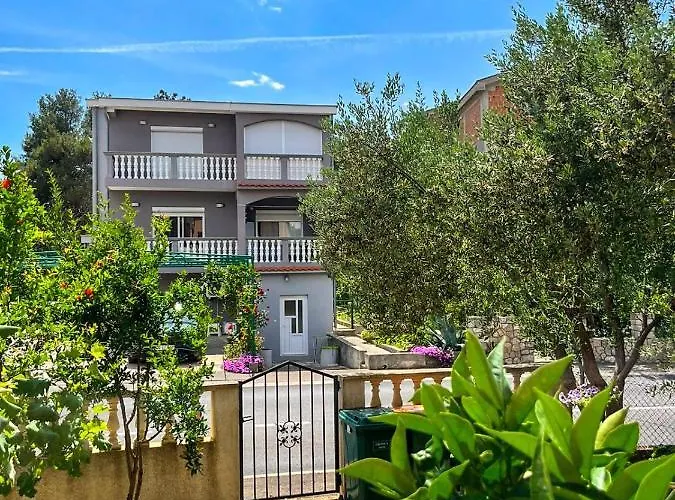 Appartement Spacious With Free Parking And Garden In Calm Area *