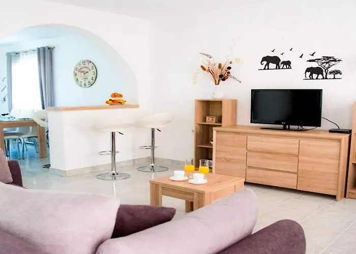 Apartment Spacious With Free Parking And Garden In Calm Area *