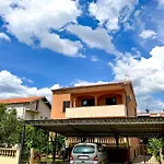 Spacious With Free Parking And Garden In Calm Area Zadar