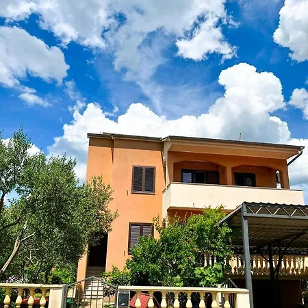 Spacious With Free Parking And Garden In Calm Area * Zadar