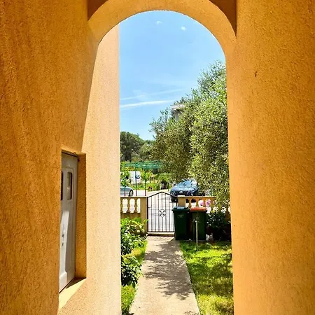 Spacious With Free Parking And Garden In Calm Area Apartment Zadar
