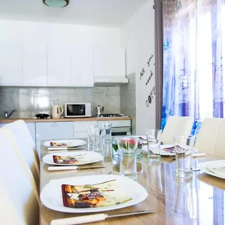 Spacious With Free Parking And Garden In Calm Area
