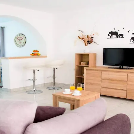Apartment Spacious With Free Parking And Garden In Calm Area *