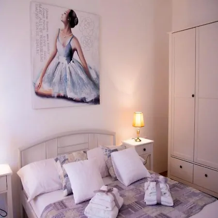 Spacious With Free Parking And Garden In Calm Area Appartamento Zara