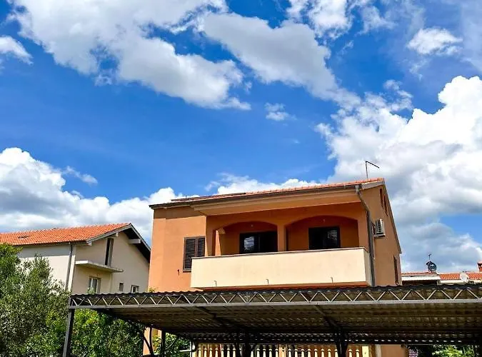 Spacious With Free Parking And Garden In Calm Area Zadar