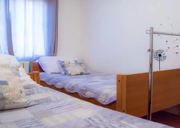 Spacious With Free Parking And Garden In Calm Area