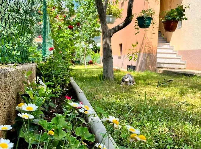 Spacious With Free Parking And Garden In Calm Area Apartament