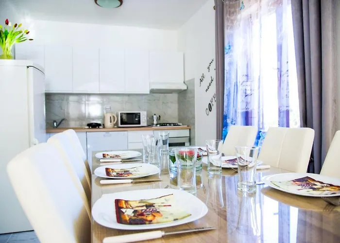 Spacious With Free Parking And Garden In Calm Area