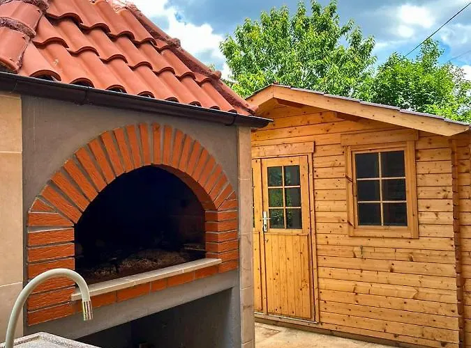 Spacious With Free Parking And Garden In Calm Area *
