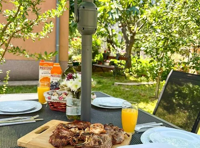 Spacious With Free Parking And Garden In Calm Area