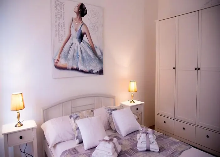 Spacious With Free Parking And Garden In Calm Area Appartamento Zara